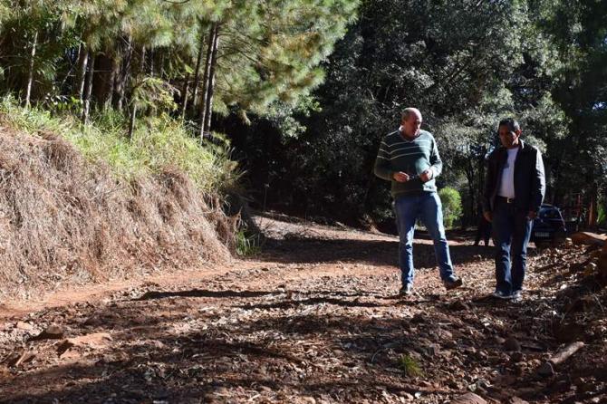 Vereadores Ney Becker e Valmir Trindade vistoriam estradas rurais